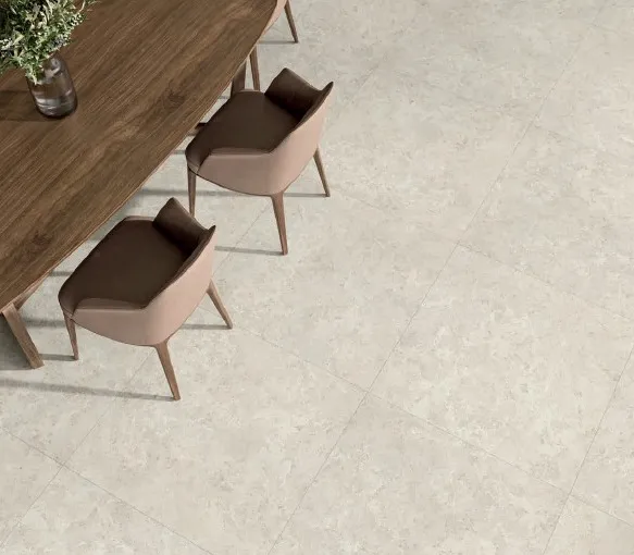 Espacio de la casa con azulejos efecto piedra en tonos cálidos, colección Santa mónica de Alaplana