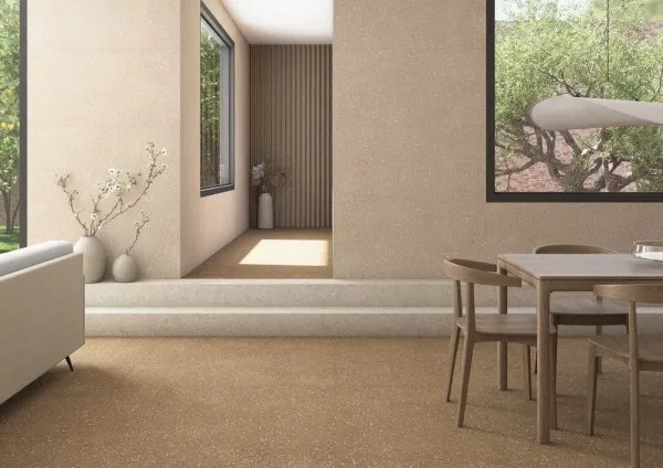 Espacio de la casa con azulejos efecto piedra en tonos cálidos, colección Sassy de TAU ceràmica