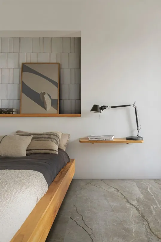 Espacio de la casa con azulejos efecto piedra en tonos cálidos, colección Silver root de Marazzi