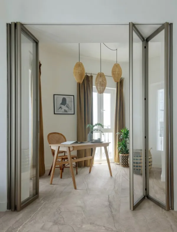 Espacio de la casa con azulejos efecto piedra en tonos neutros, colección Silver root de Marazzi