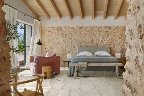 Espacio de la casa con azulejos efecto piedra en tonos cálidos, colección Silver root de Marazzi