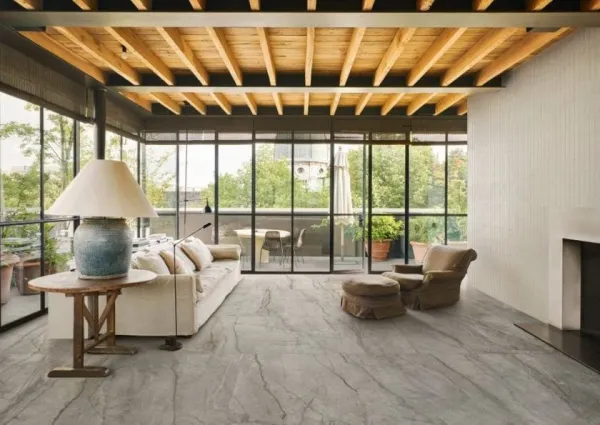 Espacio de la casa con azulejos efecto piedra en tonos cálidos, colección Silver root de Marazzi