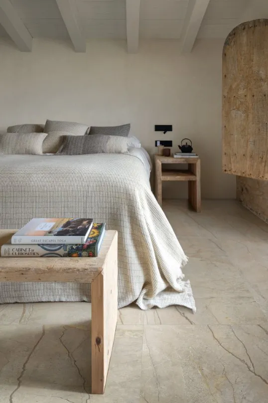 Espacio de la casa con azulejos efecto piedra en tonos cálidos, colección Silver root de Marazzi