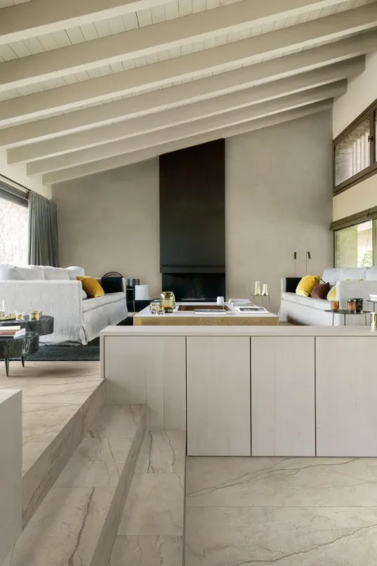 Espacio de la casa con azulejos efecto piedra en tonos cálidos, colección Silver root de Marazzi