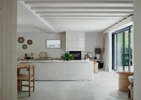 Espacio de la casa con azulejos efecto piedra en tonos neutros, colección Slow cold de Marazzi