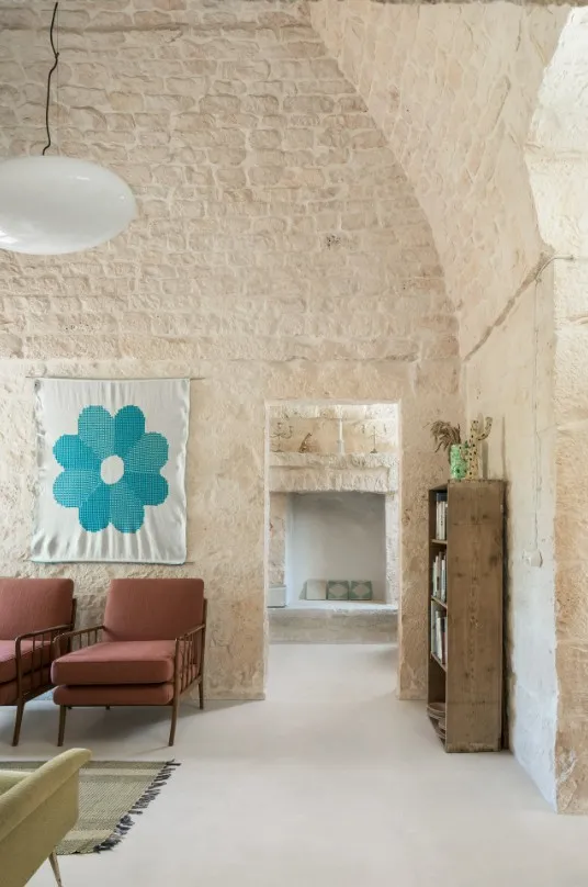 Espacio de la casa con azulejos efecto piedra en tonos cálidos, colección Slow cold de Marazzi