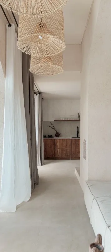 Espacio de la casa con azulejos efecto piedra en tonos cálidos, colección Slow cold de Marazzi