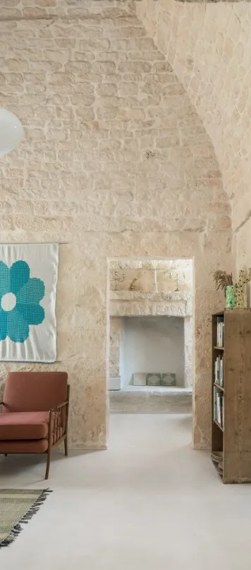 Espacio de la casa con azulejos efecto piedra en tonos cálidos, colección Slow cold de Marazzi
