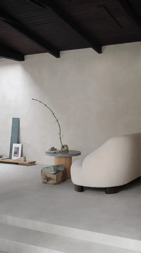 Espacio de la casa con azulejos efecto piedra, colección Slow cold de Marazzi