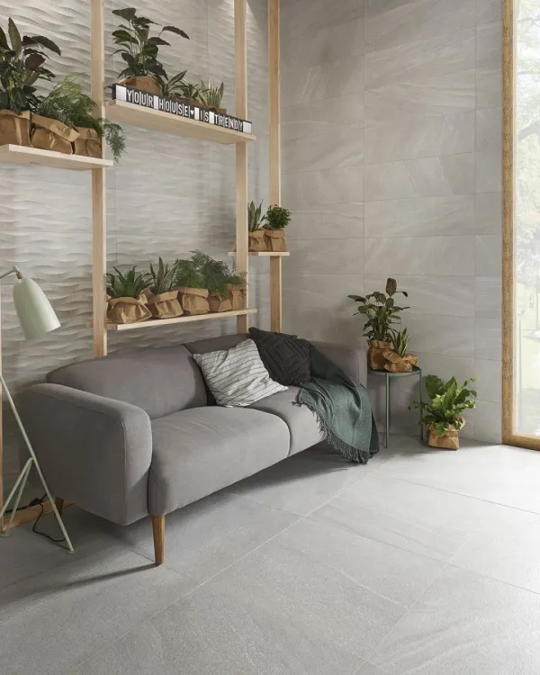 Espacio de la casa con azulejos efecto piedra en tonos neutros, colección Stoneage de Metropol