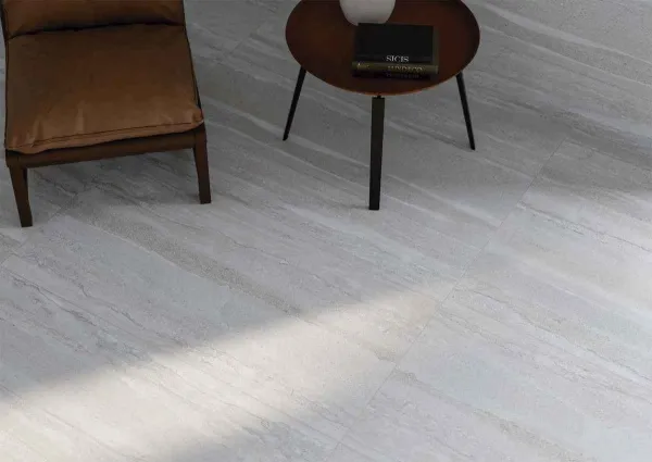 Espacio de la casa con azulejos efecto piedra en tonos neutros, colección Strata de Ibero Casa Infinita
