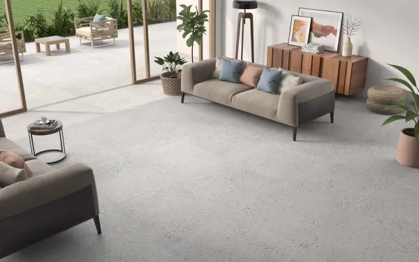 Espacio de la casa con azulejos efecto piedra en tonos neutros, colección Takara de Colorker