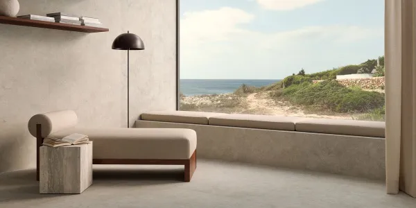 Espacio de la casa con azulejos efecto piedra en tonos cálidos, colección Tivoli de Marazzi