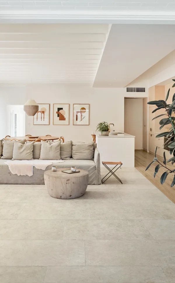 Espacio de la casa con azulejos efecto piedra en tonos cálidos, colección Uniche de Marazzi