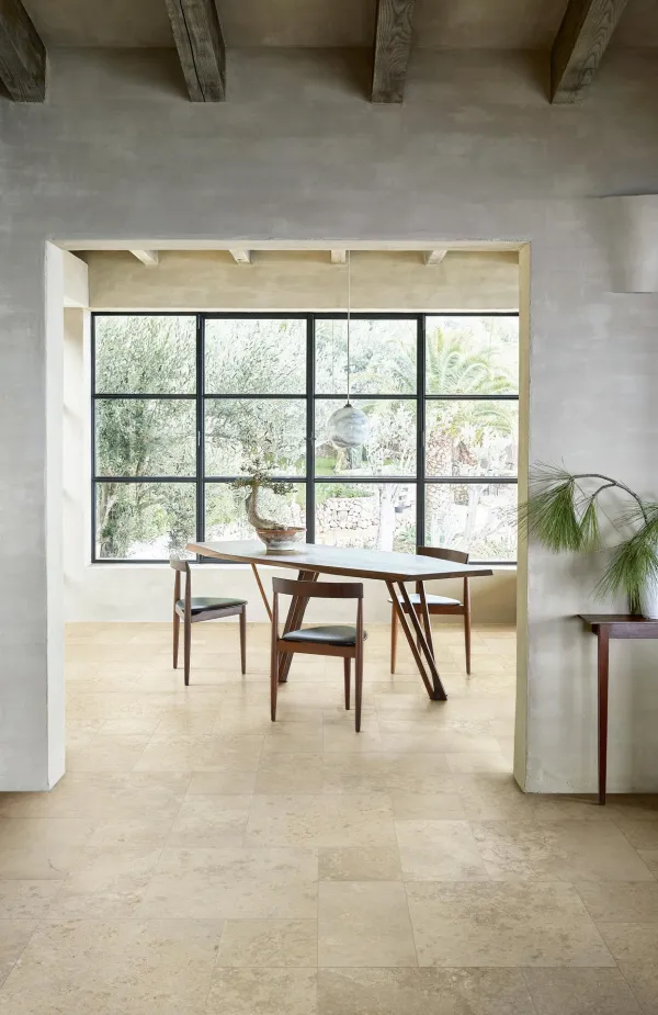 Espacio de la casa con azulejos efecto piedra en tonos cálidos, colección Uniche de Marazzi