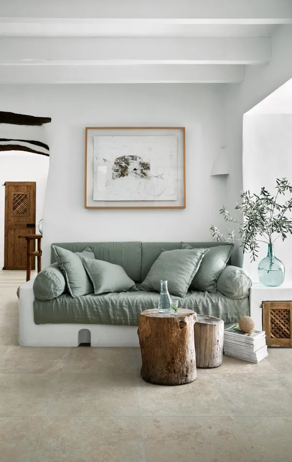 Espacio de la casa con azulejos efecto piedra en tonos neutros, colección Uniche de Marazzi