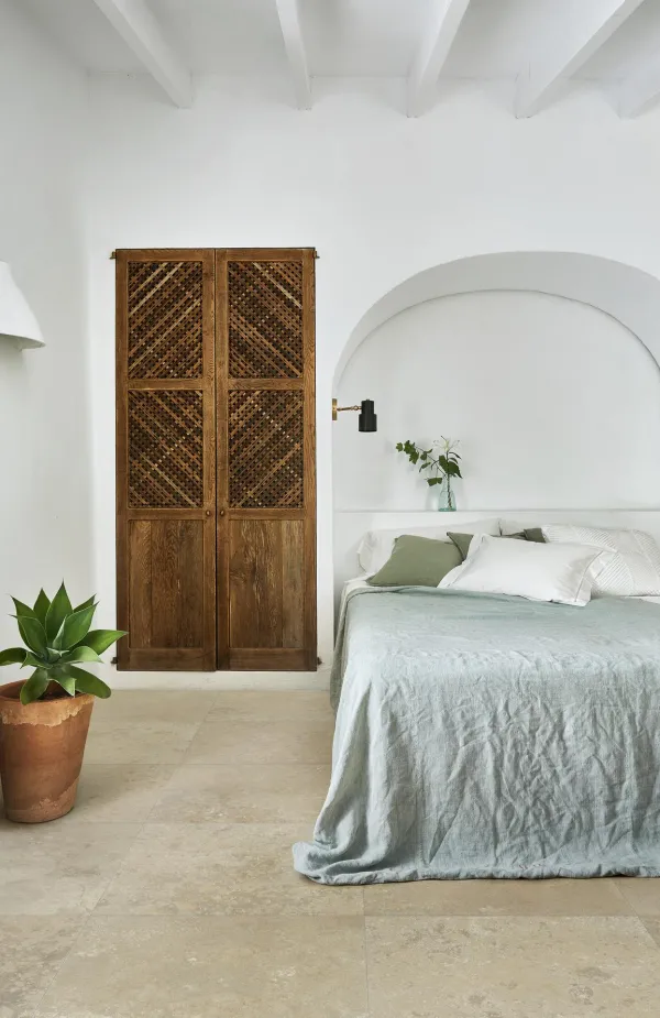 Espacio de la casa con azulejos efecto piedra, colección Uniche de Marazzi