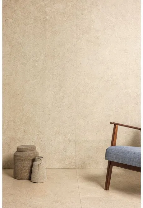 Espacio de la casa con azulejos efecto piedra en tonos cálidos, colección Versa de Peronda