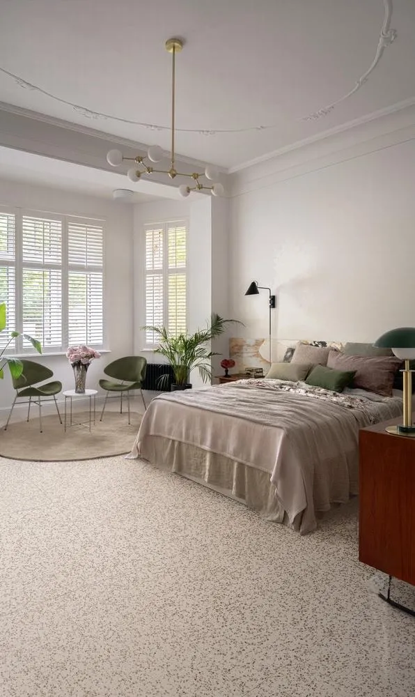 Espacio de la casa con azulejos efecto terrazo en tonos cálidos, colección Frammento de Marazzi