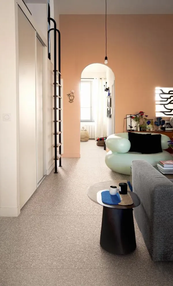 Espacio de la casa con azulejos efecto terrazo en tonos cálidos, colección Frammento de Marazzi