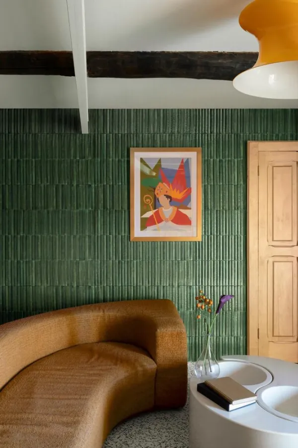 Espacio de la casa con azulejos efecto terrazo en tonos cálidos, colección Frammento de Marazzi