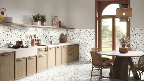 Cocina con azulejos en tonos cálidos