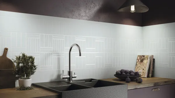 Cocina con azulejos en tonos neutros