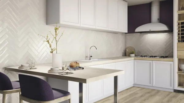 Cocina con azulejos efecto barro en tonos neutros, colección Acquarella de Ape