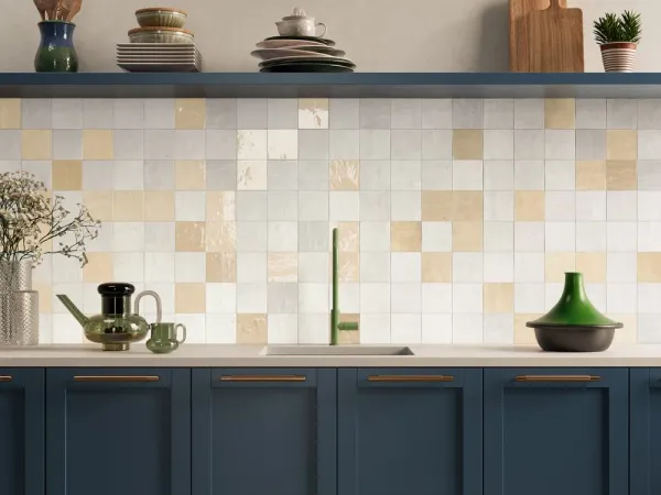 Cocina con azulejos efecto barro, colección Afra de Harmony