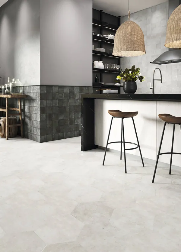 Cocina con azulejos efecto barro en tonos neutros, colección Amazonia de ZYX