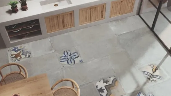 Cocina con azulejos efecto barro en tonos neutros, colección Antico casale de Ape