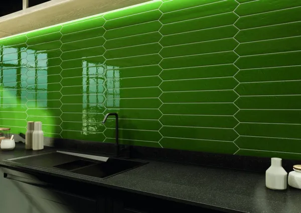 Cocina con azulejos efecto barro en tonos fríos, colección Argile de Natucer