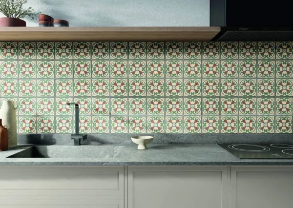 Cocina con azulejos efecto barro en tonos fríos, colección Argile de Natucer