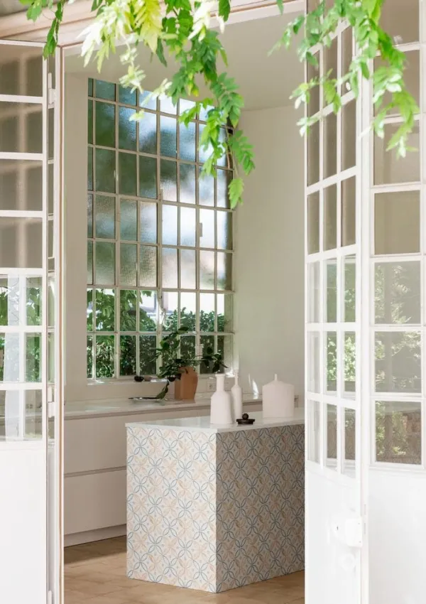 Cocina con azulejos efecto barro, colección Art craft de Marazzi