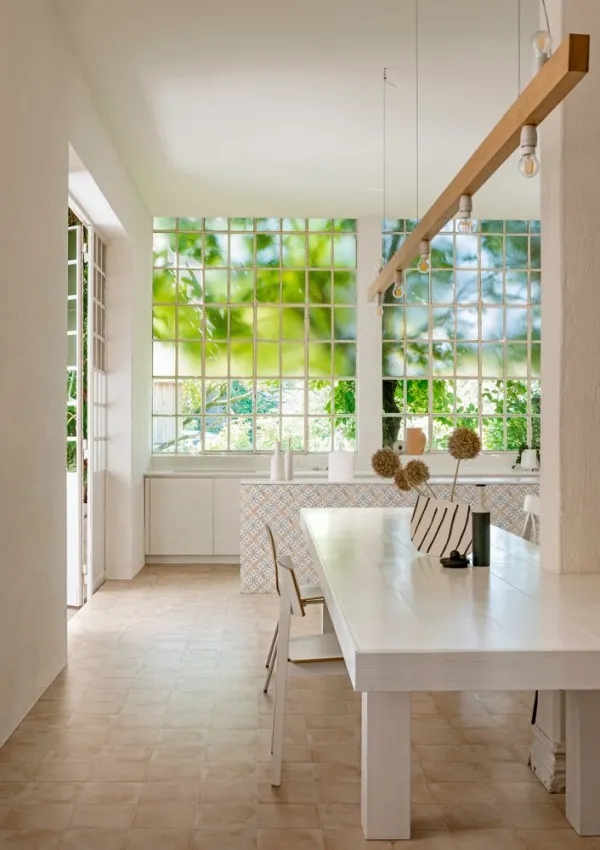 Cocina con azulejos efecto barro en tonos cálidos, colección Art craft de Marazzi