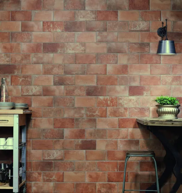 Cocina con azulejos efecto barro en tonos cálidos, colección Boston de Natucer