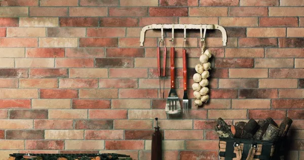 Cocina con azulejos efecto barro en tonos cálidos, colección Boston de Natucer