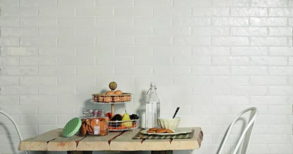 Cocina con azulejos efecto barro en tonos neutros, colección Boston de Natucer