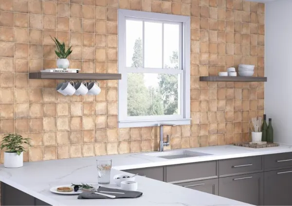 Cocina con azulejos efecto barro en tonos cálidos, colección Cadaques de Mayolica