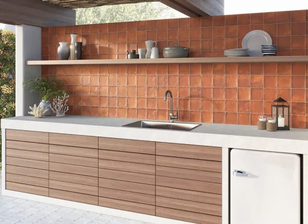 Cocina con azulejos efecto barro en tonos cálidos, colección Cadaques de Mayolica
