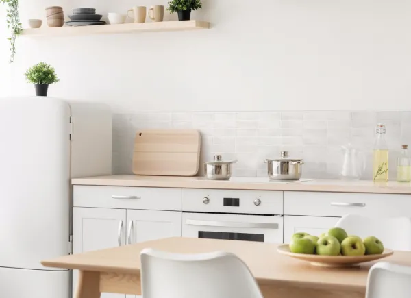 Cocina con azulejos efecto barro en tonos neutros, colección Coco de Equipe