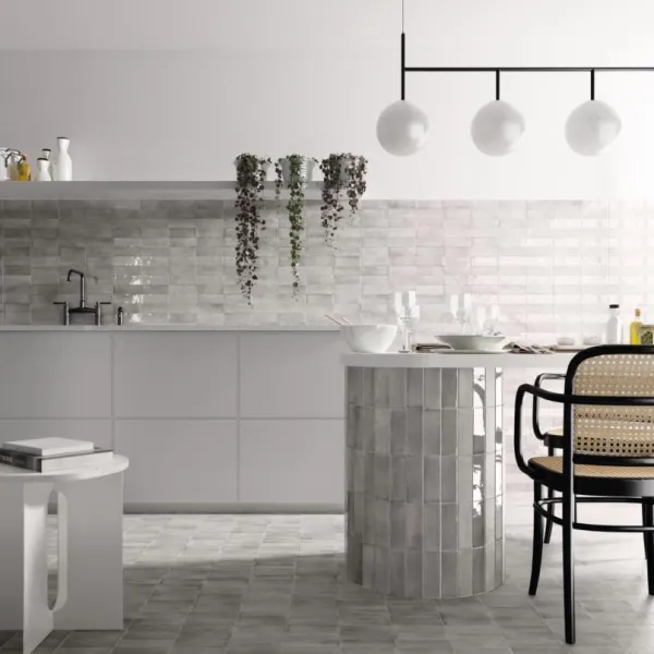 Cocina con azulejos efecto barro en tonos neutros, colección Coco de Equipe