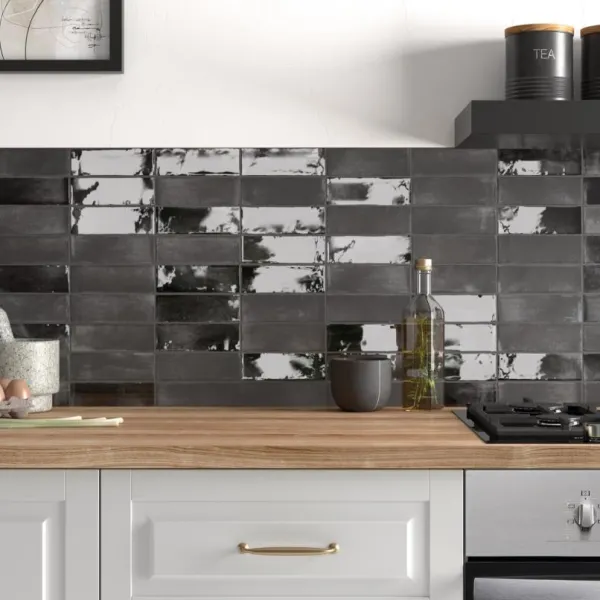 Cocina con azulejos efecto barro en tonos neutros, colección Coco de Equipe
