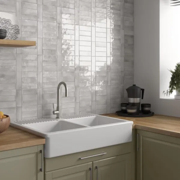 Cocina con azulejos efecto barro en tonos neutros, colección Coco de Equipe