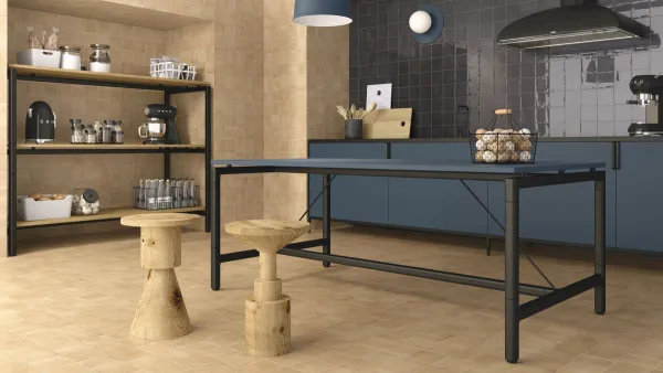 Cocina con azulejos efecto barro en tonos cálidos, colección Fayenza de Ape