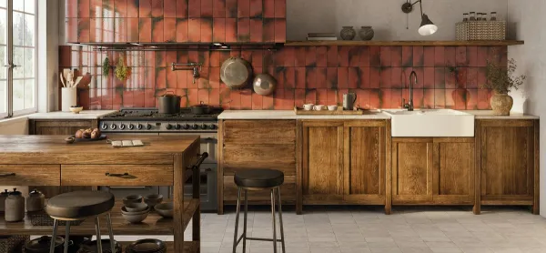 Cocina con azulejos efecto barro en tonos cálidos, colección Fs ignis de Peronda