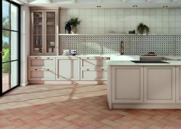 Cocina con azulejos efecto barro en tonos cálidos, colección Fuego de Natucer