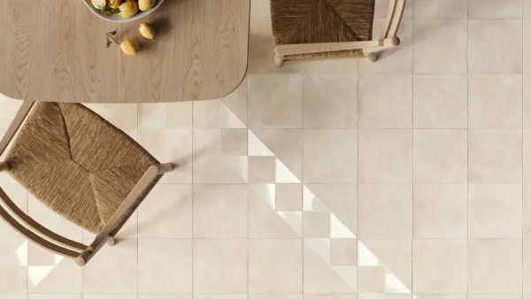 Cocina con azulejos efecto barro en tonos cálidos, colección Kora de Harmony