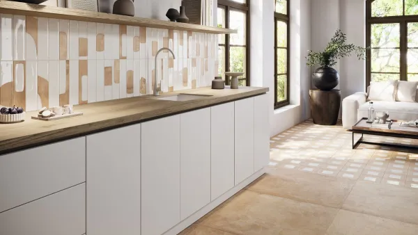 Cocina con azulejos efecto barro en tonos cálidos, colección Loza de Grespania