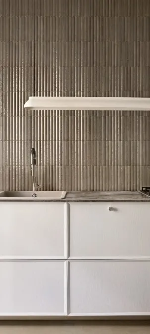 Cocina con azulejos efecto barro en tonos cálidos, colección Lume de Marazzi